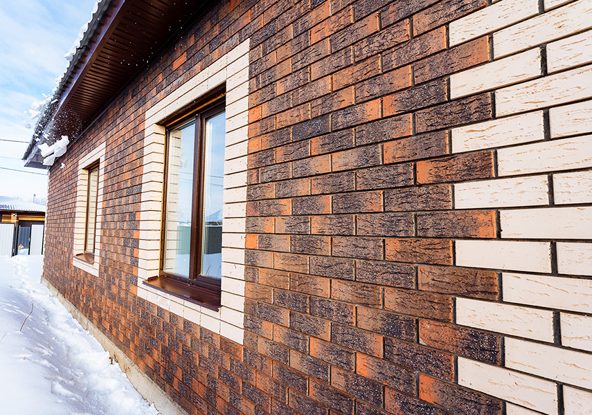 Особенности укладки клинкерной плитки на фасад загородного дома