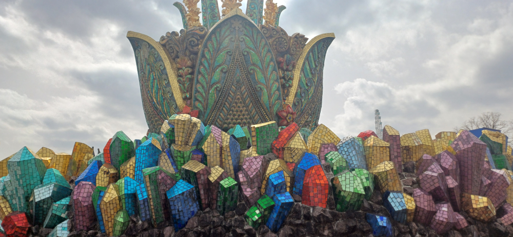 Фонтаны «Каменный цветок» и «Золотой Колос»