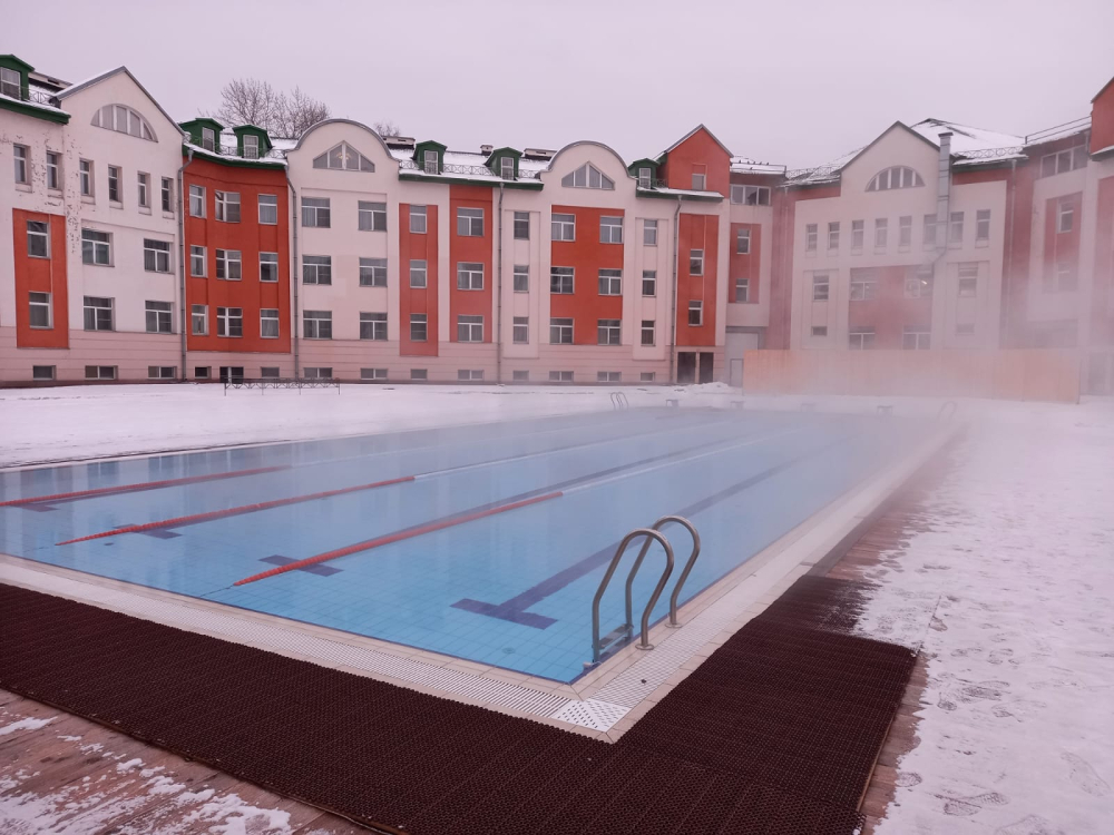 Открытый бассейн при гостинице «Парк Крестовский»