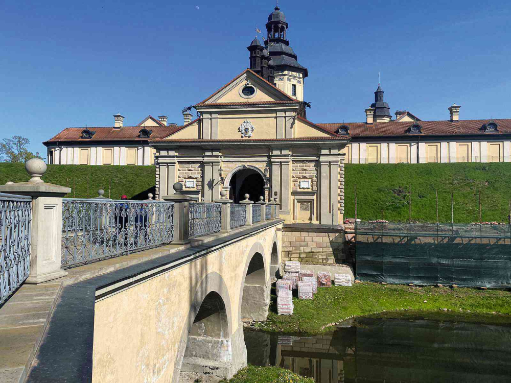 Капитальный ремонт и реконструкция с реставрацией оборонительной стены Западного бастиона Дворцово-пар- кового ансамбля XV I‑X IX вв.