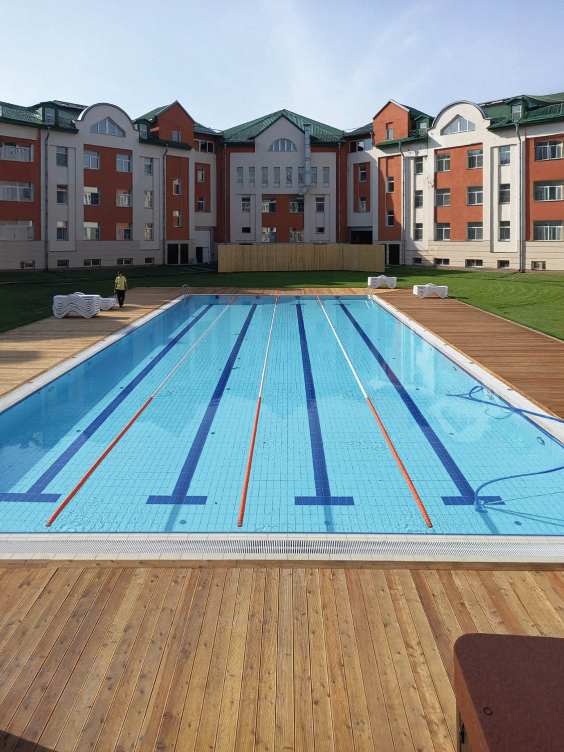 Открытый бассейн при гостинице «Парк Крестовский»