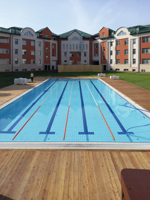 Открытый бассейн при гостинице «Парк Крестовский»